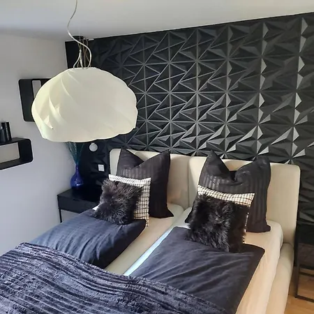 Апартаменты Gluecksschmiede Black & White
