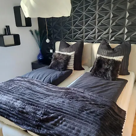 Апартаменты Gluecksschmiede Black & White